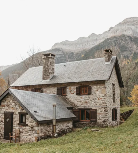 Vista lateral de Casa Carmen en Casas de Zapatierno - Turismo rural en los Pirineos