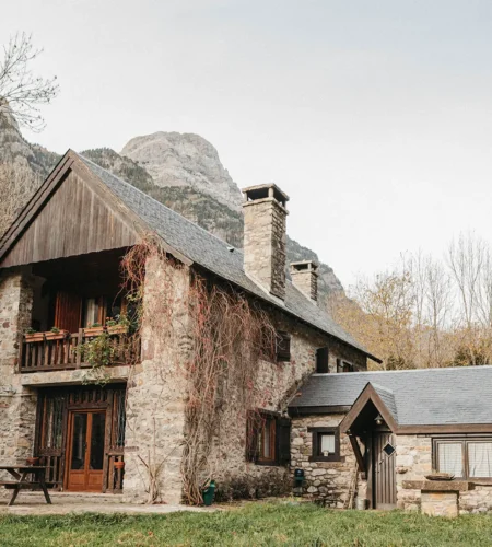 Fachada principal de Casa Carmen en Casas de Zapatierno - Turismo rural en los Pirineos