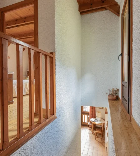 Escalera a dormitorios de Casa Carmen en Casas de Zapatierno - Turismo rural en los Pirineos