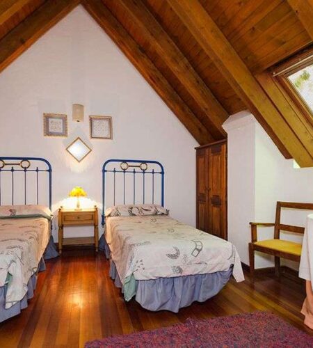 Los Astazu dormitorio doble camas individuales pirineos